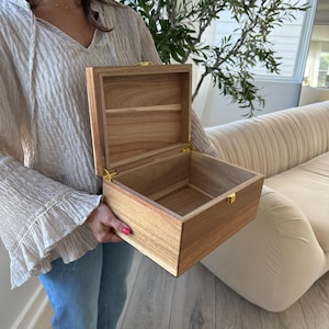 Caja de recuerdos grande de madera: Caja de recuerdos teñida con tapa abatible. imagen 4