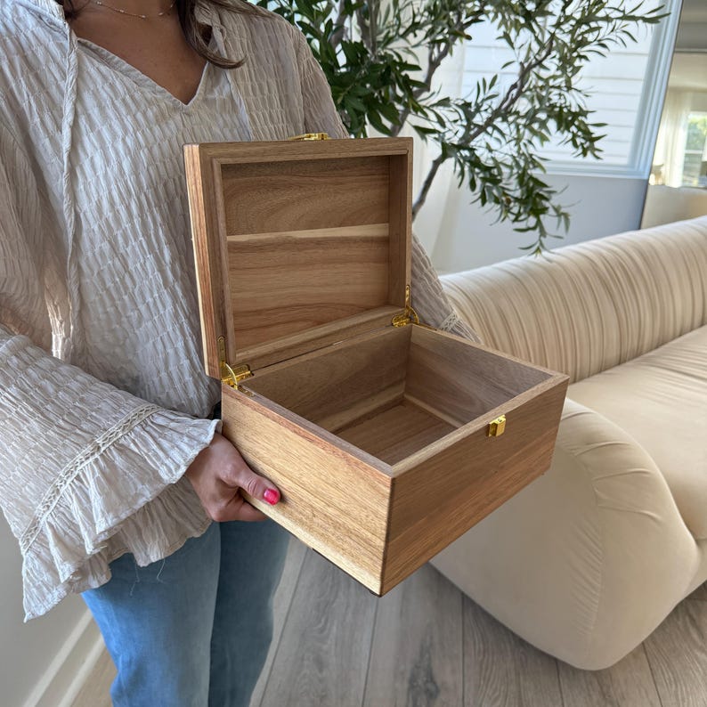 Caja de recuerdos grande de madera: Caja de recuerdos teñida con tapa abatible. imagen 4