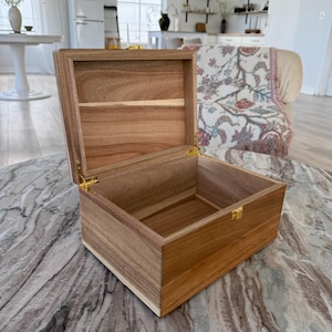 Caja de recuerdos grande de madera: Caja de recuerdos teñida con tapa abatible. imagen 12