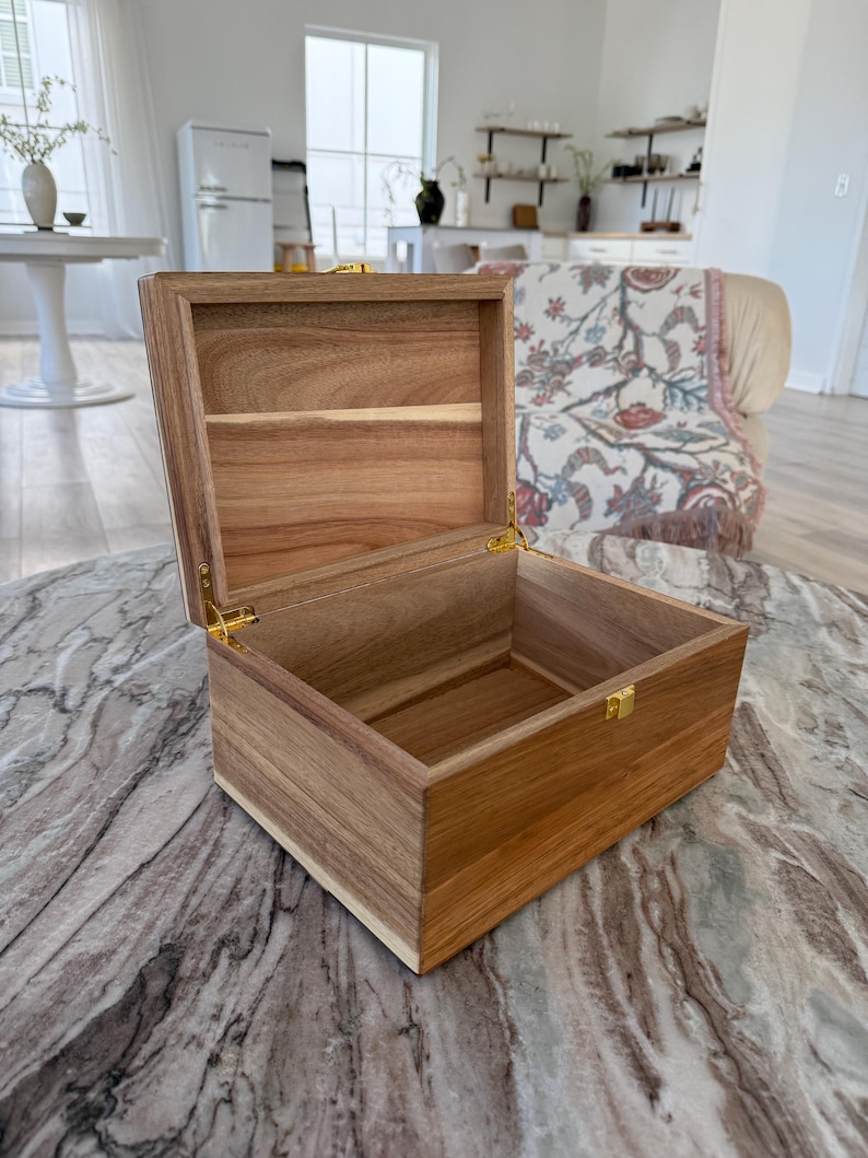 Caja de recuerdos grande de madera: Caja de recuerdos teñida con tapa abatible. imagen 12