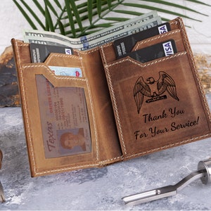 Cartera vertical de cuero personalizada con bandera estadounidense grabada, billetera plegable con monograma de bandera y nombre de EE. UU., regalo para papá militar o veterano.