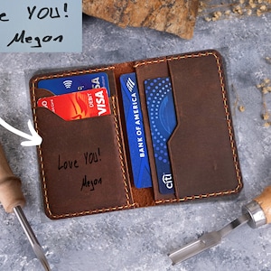 Tarjetero minimalista de cuero plegable con escritura a mano, billetera de viaje delgada con bolsillo frontal grabado en cursiva. Un regalo único para papá.