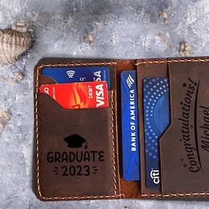 Tarjetero minimalista de cuero para regalo de graduación, cartera de regalo de la clase de 2025, cartera plegable personalizada para estudiantes universitarios, regalo de fraternidad.