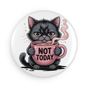 Imán con forma de botón de un gato negro gruñón sosteniendo una taza con la frase "Hoy no"
