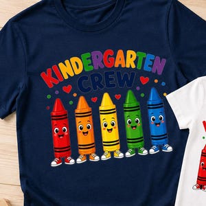 Può includere: Una t-shirt blu navy e una t-shirt bianca, entrambe con la scritta "KINDERGARTEN CREW" in colori arcobaleno sopra un grafico di cinque colorati personaggi a forma di pastello sorridenti con braccia e gambe, circondati da piccoli cuori e puntini rossi.