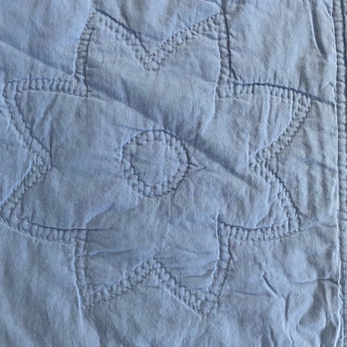 Handmade Vintage Flower shops Quilt with scalloped edge from 1930s