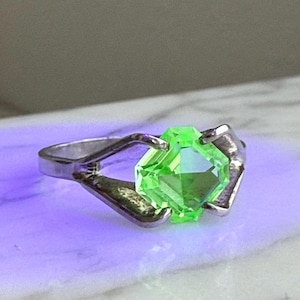 Rare Vintage Uranium Glass Ring in sterling silver sz 8