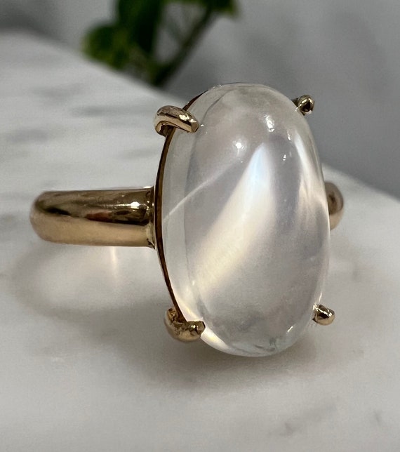 Vintage large moonstone ring in 18k yellow gold