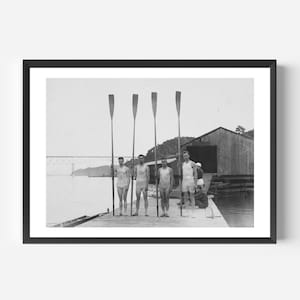 DRUK WIOSŁOWY MĘŻCZYZN | Vintage Sports Photo | Bar Cart Art | Penn Rowing | 1915 Crew | Ralph Lauren Decor | Nancy Meyers Aesthetic