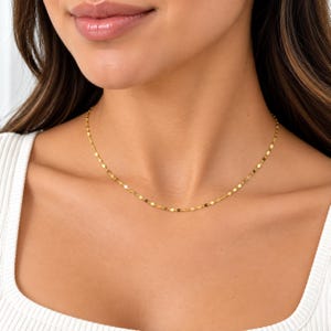 Płaski naszyjnik Marina wykonany z litego złota 14K, łańcuszek unisex do noszenia na co dzień. 027FV10