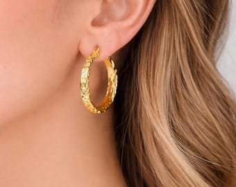 Pendientes de aro huecos de oro de 14 quilates con corte de diamante, 26 mm. GER166