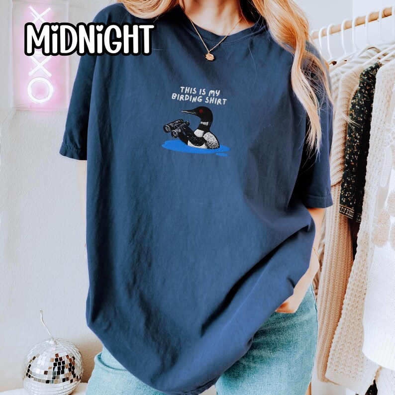 双眼鏡を持ったアビの刺繍入りバードウォッチングシャツ スウェットシャツ 野生動物の湖のシャツ 鳥好きの方へのギフト Midnight
