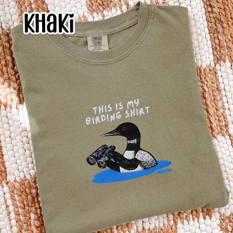 双眼鏡を持ったアビの刺繍入りバードウォッチングシャツ スウェットシャツ 野生動物の湖のシャツ 鳥好きの方へのギフト Khaki
