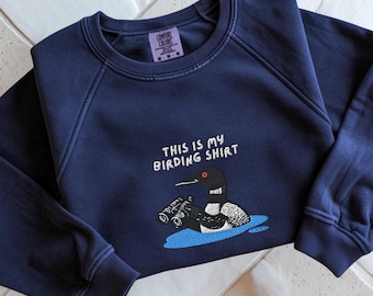 Sudadera con capucha bordada con binoculares para observación de aves, ideal como regalo para amantes de las aves.