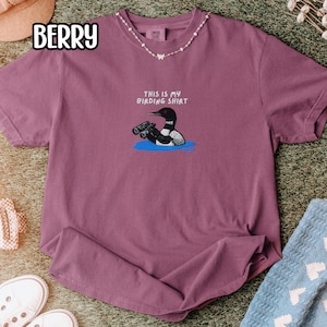 双眼鏡を持ったアビの刺繍入りバードウォッチングシャツ スウェットシャツ 野生動物の湖のシャツ 鳥好きの方へのギフト Berry