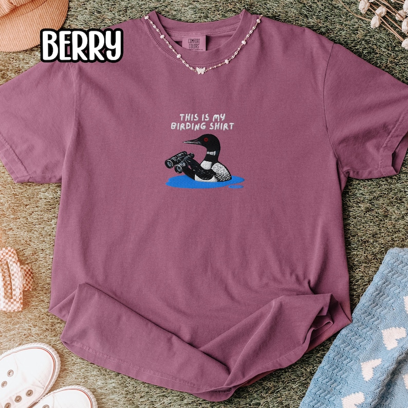双眼鏡を持ったアビの刺繍入りバードウォッチングシャツ スウェットシャツ 野生動物の湖のシャツ 鳥好きの方へのギフト Berry
