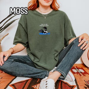 双眼鏡を持ったアビの刺繍入りバードウォッチングシャツ スウェットシャツ 野生動物の湖のシャツ 鳥好きの方へのギフト Moss