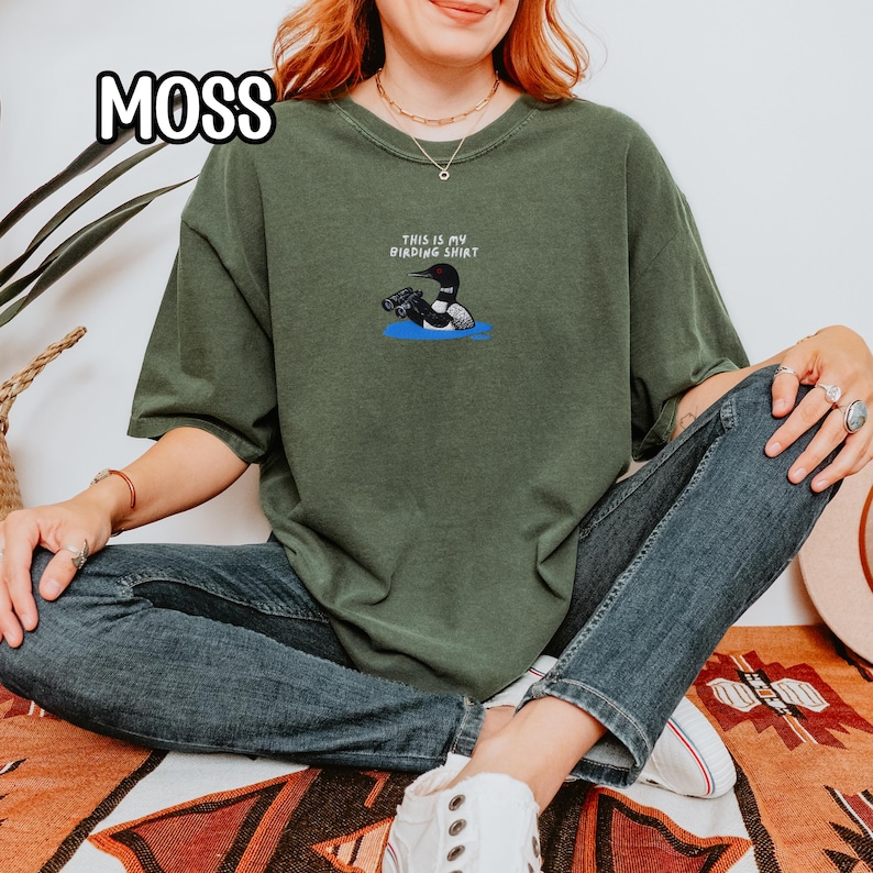 双眼鏡を持ったアビの刺繍入りバードウォッチングシャツ スウェットシャツ 野生動物の湖のシャツ 鳥好きの方へのギフト Moss