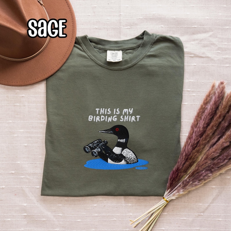 双眼鏡を持ったアビの刺繍入りバードウォッチングシャツ スウェットシャツ 野生動物の湖のシャツ 鳥好きの方へのギフト Sage