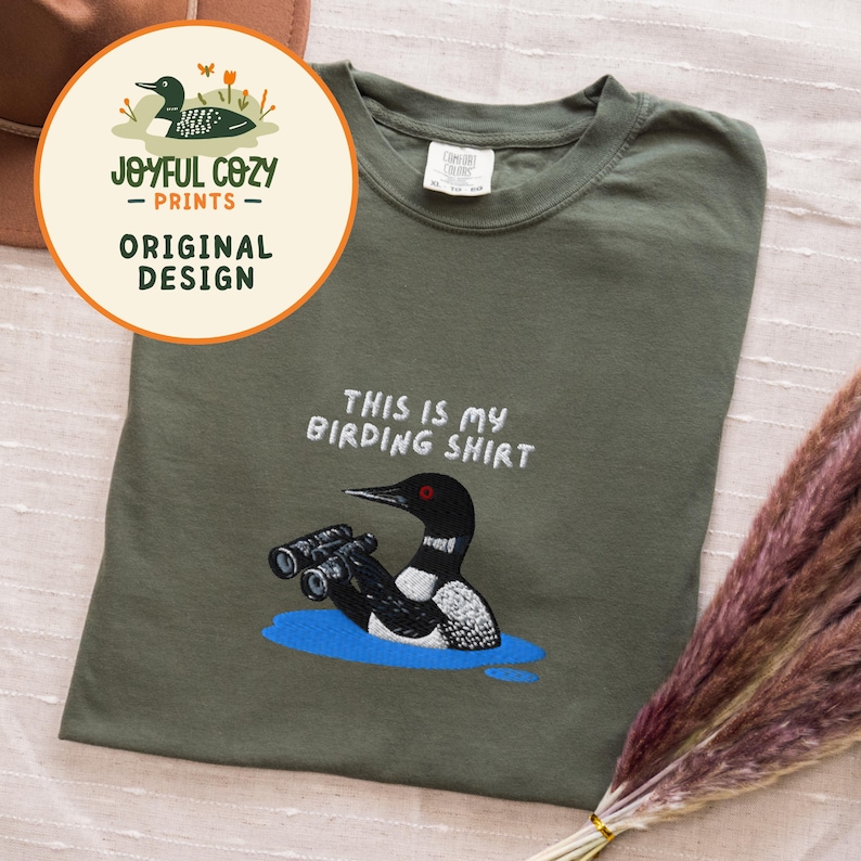 双眼鏡を持ったアビの刺繍入りバードウォッチングシャツ スウェットシャツ 野生動物の湖のシャツ 鳥好きの方へのギフト 画像 1