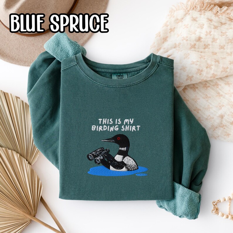 双眼鏡を持ったアビの刺繍入りバードウォッチングシャツ スウェットシャツ 野生動物の湖のシャツ 鳥好きの方へのギフト 画像 16