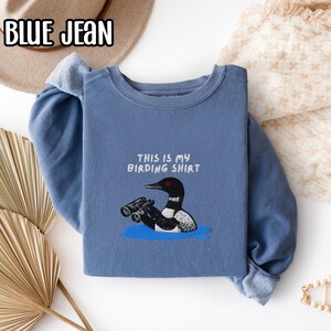 双眼鏡を持ったアビの刺繍入りバードウォッチングシャツ スウェットシャツ 野生動物の湖のシャツ 鳥好きの方へのギフト 画像 14