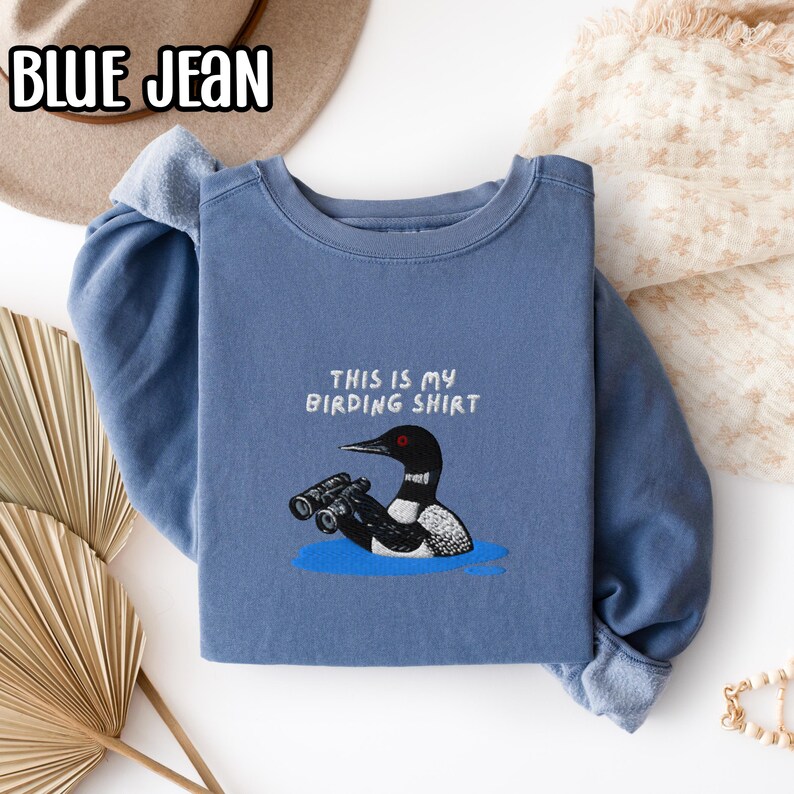 双眼鏡を持ったアビの刺繍入りバードウォッチングシャツ スウェットシャツ 野生動物の湖のシャツ 鳥好きの方へのギフト 画像 14