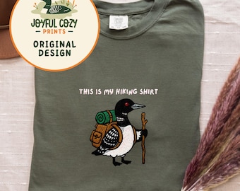 バックパックを背負ったアビの刺繍入りハイキングシャツ、ハイカーやバードウォッチャーへの野生動物湖シャツギフト