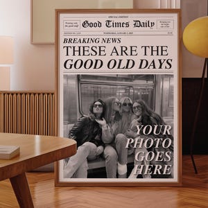Pode incluir: Uma impressão emoldurada em preto e branco de um jornal com a manchete "BREAKING NEWS THESE ARE THE GOOD OLD DAYS". A impressão apresenta uma foto de quatro pessoas e o texto "YOUR PHOTO GOES HERE".