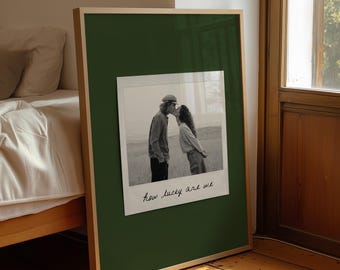 Arte de pared personalizado digital "Qué suerte tenemos", impresión de cita Polaroid vintage, impresión fotográfica personalizada, arte de pared moderno, arte de pared colorido y coqueto