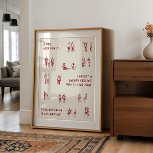 Puede incluir: Impresi&oacute;n art&iacute;stica enmarcada con ilustraciones burdeos de personas sobre un fondo crema. El texto &laquo;IF YOU LOOK FOR IT&raquo;, &laquo;I'VE GOT A SNEAKY FEELING YOU'LL FIND THAT&raquo; y &laquo;LOVE ACTUALLY IS ALL AROUND&raquo; tambi&eacute;n est&aacute; impreso.