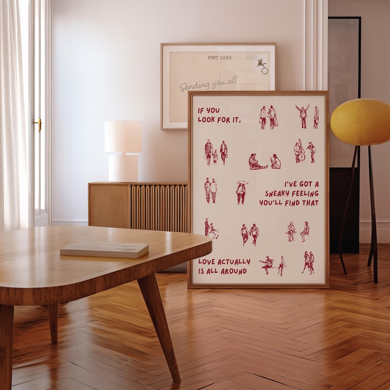 Puede incluir: Una impresi&oacute;n art&iacute;stica enmarcada con un dise&ntilde;o rojo y blanco que presenta figuras y texto. El texto incluye "IF YOU LOOK FOR IT", "I'VE GOT A SNEAKY FEELING YOU'LL FIND THAT" y "LOVE ACTUALLY IS ALL AROUND". Tambi&eacute;n se ve una postal.