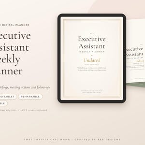 Peut inclure: Un agenda numérique non daté intitulé The Executive Assistant Weekly Planner affiché sur une tablette, accompagné de deux couvertures supplémentaires en crème et vert sauge, avec du texte pour iPad, tablette et impression.