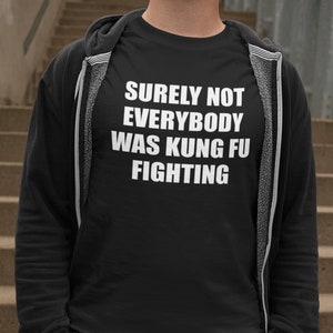 Sicherlich war nicht jeder Kung Fu beim Kämpfen, sarkastisches Shirt, inspiriert vom berühmten Lied, perfekt für Martial Arts Fans. Lustige Shirt Geschenk Ideen
