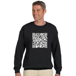 Op de afbeelding: Zwart sweatshirt met een wit QR-code ontwerp.