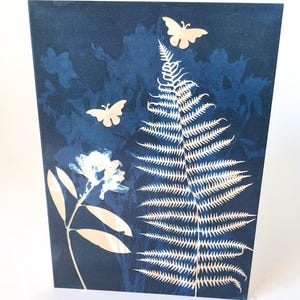 Tarjeta de felicitación de helecho y rododendro, reproducciones de mi obra original en cianotipia. Enmarcable, interior en blanco con sobres. Acabado brillante.