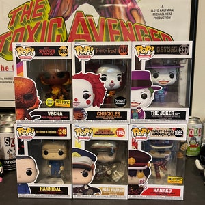 Puede incluir: Una colección de nueve figuras de vinilo Funko Pop! en sus cajas originales. Las figuras incluyen personajes de Stranger Things, Trick 'r Treat, Batman, El silencio de los corderos, My Hero Academia y Toilet-Bound Hanako-kun. Las cajas están todas en buen estado y presentan el logotipo de Funko Pop!.