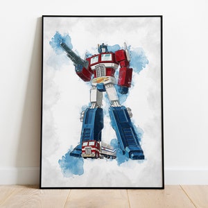 Può includere: Un dipinto ad acquerello di Optimus Prime, un robot rosso, blu e bianco, in piedi su uno sfondo ad acquerello blu e bianco. Tiene una pistola nella mano destra e la mano sinistra è sul fianco. È nella sua forma di robot e la sua forma di camion è parzialmente visibile dietro di lui.