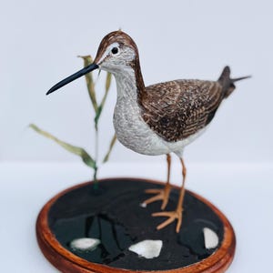 Houten gesneden en geschilderde gele poten op moerasstandaard ornament beeldje decor 14 inch hoog houtsnijwerk kustvogels vogelliefhebber cadeau
