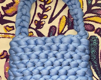 Bolso de hombro boho de ganchillo artesanal en azul