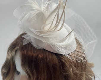 WEIßER Fascinator Vintage inspirierter Fascinator Teehut Ausgefallener Partyhut Kirchenhut Kentucky Derby Hut Ausgefallener Hochzeitshut Prom Fascinator