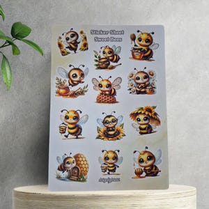 Könnte beinhalten: Ein Stickerbogen mit Cartoon-Bienen-Illustrationen, darunter Bienen mit Honigtöpfen, Sonnenblumen und Waben. Der Text "Sticker Sheet Sweet Bees" steht oben. Die Aufkleber sind in Gelb-, Braun- und Weißtönen gehalten.