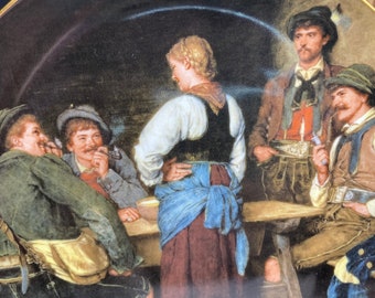 Könnte beinhalten: Dekorative Platte mit einem Gemälde einer Gruppe von Menschen in traditioneller Kleidung. Die Szene zeigt mehrere Männer, die Pfeife rauchen, und eine Frau in einer weißen Bluse und einem blauen Rock. Das Kunstwerk hat eine Vintage-Ästhetik mit dunklem Hintergrund.