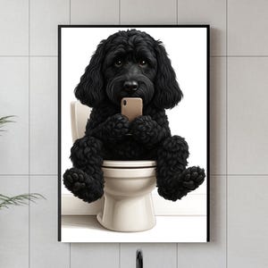 Peut inclure: Impression d'art encadrée représentant un chien noir assis sur des toilettes, tenant un téléphone. Le chien a des poils bouclés et est au centre de l'œuvre. Le fond est une salle de bain blanche avec une baignoire et une plante.