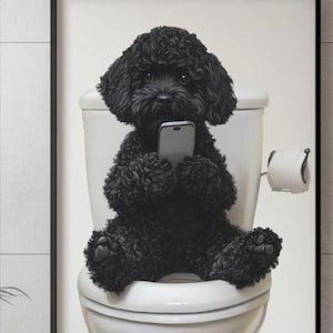 Peut inclure: Impression encadrée en noir d'un caniche noir assis sur des toilettes blanches, tenant un smartphone. Un rouleau de papier toilette est à droite. Le fond est blanc avec un motif carrelé. Image humoristique.