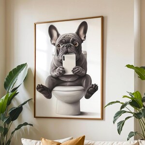 Décoration murale grise pour salle de bain bouledogue français - Frenchie sur les toilettes avec téléphone - cadeau drôle pour amoureux des chiens - impression de bouledogue français Loo - décoration de salle de bain