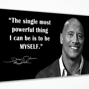 Puede incluir: Cita motivacional en blanco y negro de Dwayne Johnson, "Lo único que realmente puedo ser es YO MISMO." con su firma debajo.