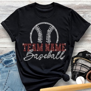 Pode incluir: Camiseta preta com um design de beisebol de strass e o texto "TEAM NAME Baseball".