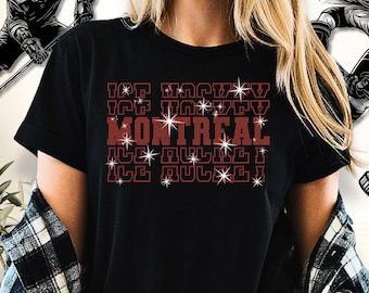 Puede incluir: Camiseta negra con el texto "ICE HOCKEY MONTREAL ICE HOCKEY" en rojo, con detalles de estrellas. La camiseta presenta ilustraciones de jugadores de hockey. Una camisa a cuadros está sobre los hombros.