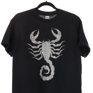 Camiseta de escorpión con sublimación y brillantes de diamantes de imitación góticos, camiseta de energía celestial, regalo para amantes de los escorpiones, camiseta de algodón con cuello redondo, camiseta retro de yoga